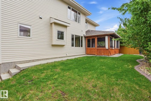926 Hollingsworth Bend, Edmonton, AB 