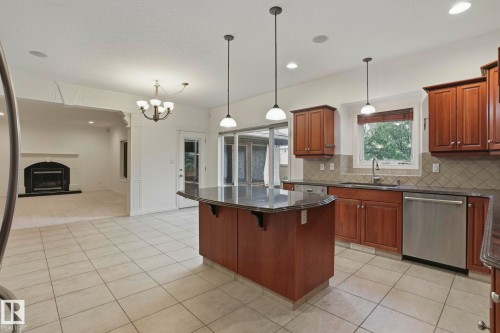 926 Hollingsworth Bend, Edmonton, AB 