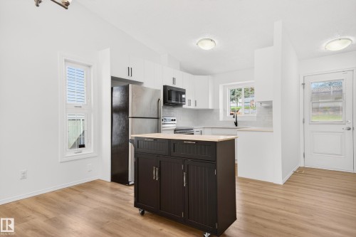 Dining area with movable island - 18956 78 Avenue Nw, Edmonton, AB - Indoor Photo Showing Kitchen