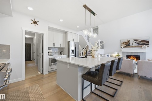 6615 Knox Place, Edmonton, AB - Indoor Photo Showing Kitchen With Upgraded Kitchen