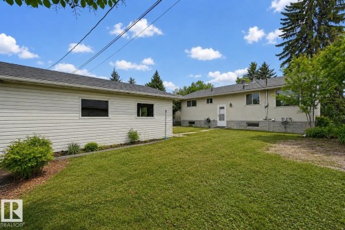 Expansive green lawn providing a substantial outdoor area - 10712 52 Avenue, Edmonton, AB 