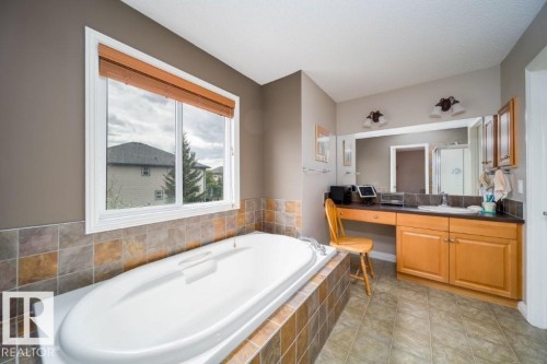 2577 Hanna Crescent, Edmonton, AB - Indoor Photo Showing Bathroom