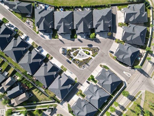 Residential neighborhood with a central landscaped island - 2 104 Allard Link, Edmonton, AB 