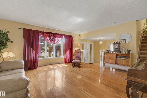 2068 45 Street, Edmonton, AB - Indoor Photo Showing Living Room