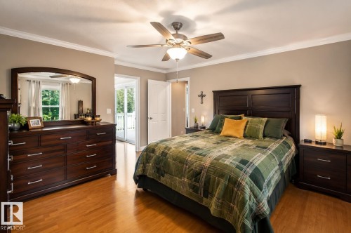 Hardwood flooring with crown molding and a ceiling fan - 58124 Secondary 881, Rural St. Paul County, AB - Indoor Photo Showing Bedroom