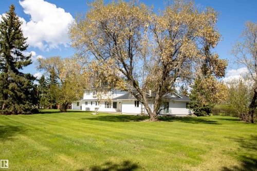 Expansive green lawn surrounding a white multi-story residence with a dark roof - 58124 Secondary 881, Rural St. Paul County, AB - Outdoor