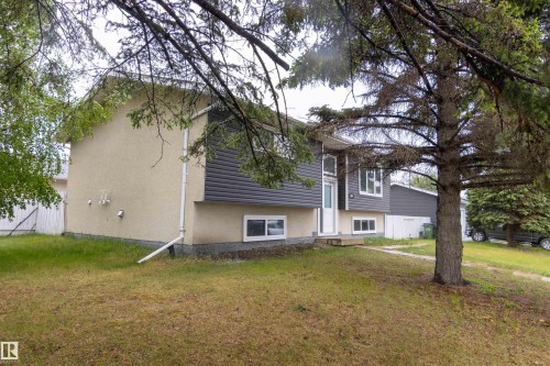 Split-level residence featuring a stucco and horizontal siding exterior - 4004 88 Street, Edmonton, AB 