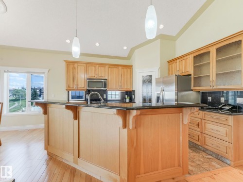 7504 161A Avenue, Edmonton, AB - Indoor Photo Showing Kitchen