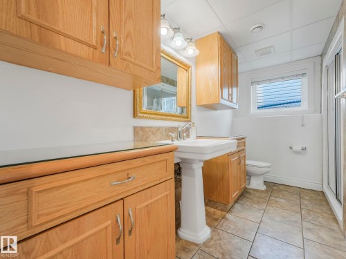 7504 161A Avenue, Edmonton, AB - Indoor Photo Showing Bathroom