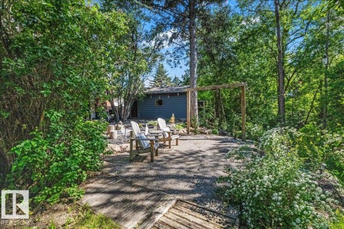 Outdoor patio area featuring gravel surfacing and a wooden pergola structure - 135 Homestead Crescent Nw, Edmonton, AB 