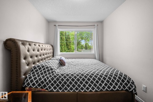 Bright room with neutral wall paint and a window - 4806 117 Ave, Edmonton, AB 