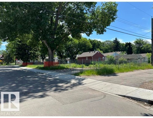 Corner lot with mature trees and established sidewalks - 12072 95 Street, Edmonton, AB 