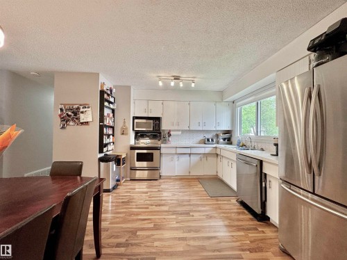 8504 92 Avenue, Fort Saskatchewan, AB - Indoor Photo Showing Kitchen With Double Sink