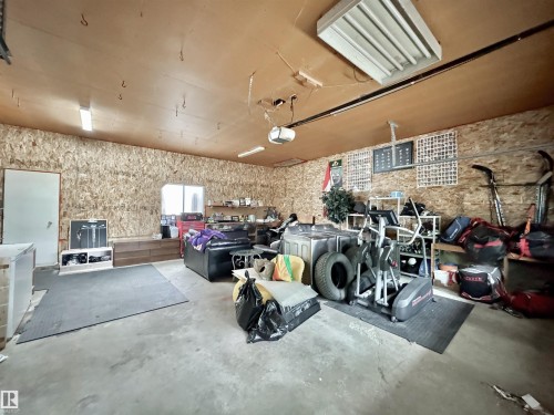 8504 92 Avenue, Fort Saskatchewan, AB - Indoor Photo Showing Garage