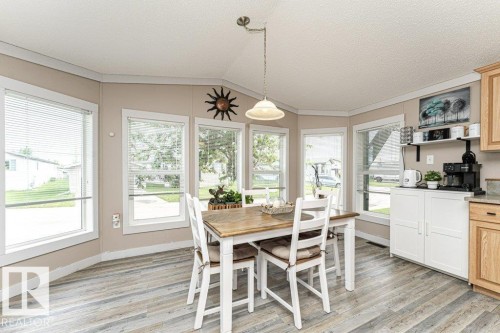 Dining area featuring a vaulted ceiling and wood-finish flooring - 233 Oak Wood Drive, Edmonton, AB 