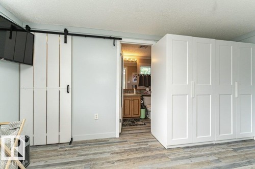 Light wood-finish flooring complements the interior space - 233 Oak Wood Drive, Edmonton, AB 