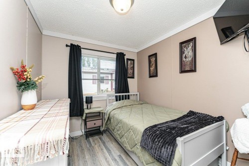 Room featuring light taupe walls and wood-finish flooring - 233 Oak Wood Drive, Edmonton, AB 