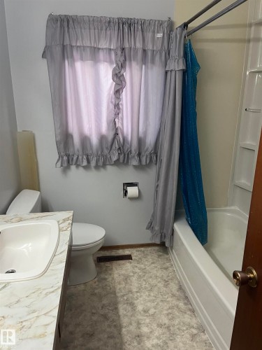 5012 58 Avenue, Viking, AB 