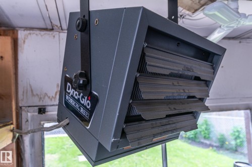 Mounted overhead heater with adjustable louvers and a hardwired connection - 13816 62 Street, Edmonton, AB 