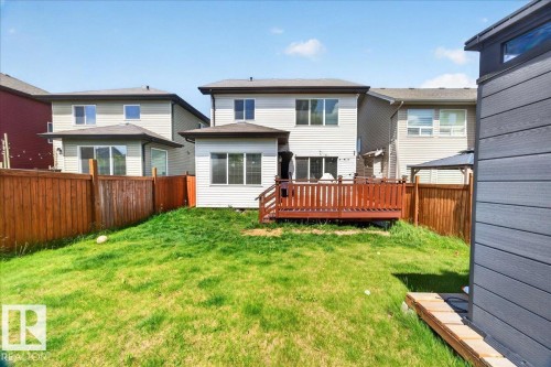 Spacious grassy yard with wood fencing - 1411 30 Avenue, Edmonton, AB 