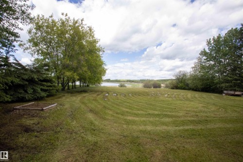 Expansive lawn with distinct mowing patterns - 104 60201 Rng Rd 122, Rural St. Paul County, AB 