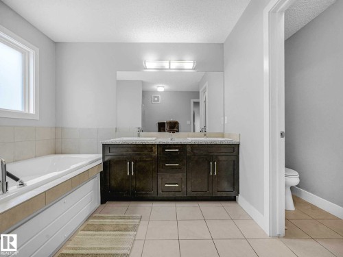 13755 166 Avenue, Edmonton, AB - Indoor Photo Showing Bathroom
