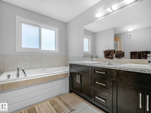13755 166 Avenue, Edmonton, AB - Indoor Photo Showing Bathroom