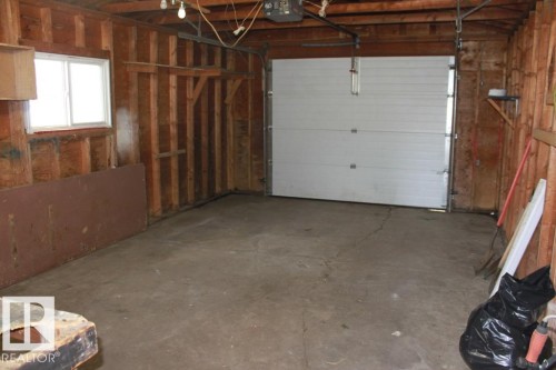 5211 53 Avenue, Tofield, AB - Indoor Photo Showing Garage