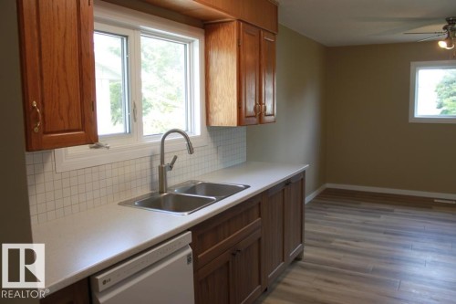 5211 53 Avenue, Tofield, AB - Indoor Photo Showing Kitchen With Double Sink