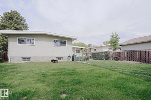Expansive grassy yard with chain link fencing - 10 Murray Crescent, St. Albert, AB 