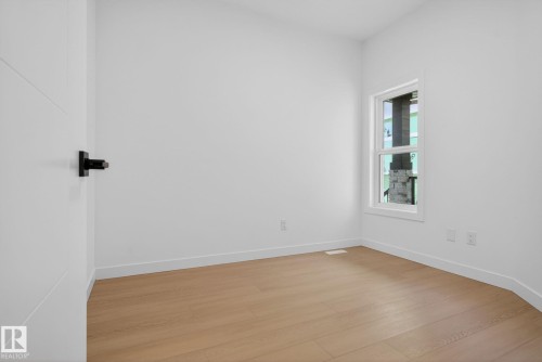 Room featuring light wood-finish flooring, white walls, and a single window with white trim - 105 Wyatt Ridge, Fort Saskatchewan, AB 