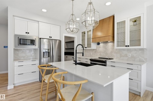 3243 Dixon Way, Edmonton, AB 