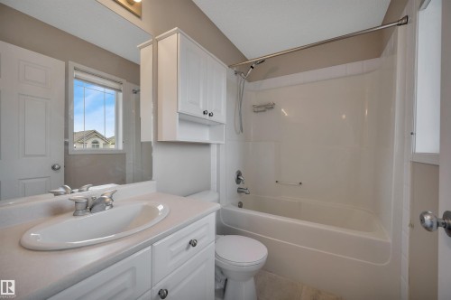 54 155 Crocus Crescent, Sherwood Park, AB - Indoor Photo Showing Bathroom