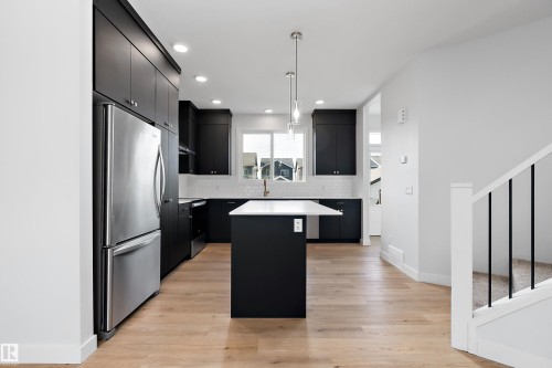 5275 Edgemont Boulevard Nw, Edmonton, AB - Indoor Photo Showing Kitchen With Upgraded Kitchen