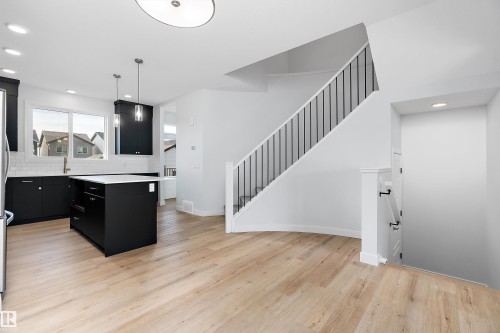 5275 Edgemont Boulevard Nw, Edmonton, AB - Indoor Photo Showing Kitchen