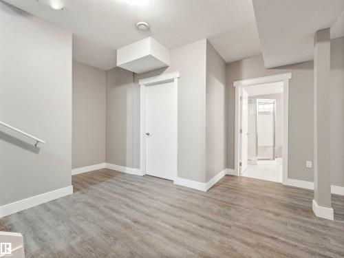 Image quality insufficient for description - 1090 Armitage Crescent, Edmonton, AB 