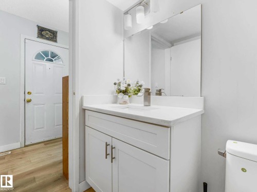 550 Lakewood Road Nw, Edmonton, AB - Indoor Photo Showing Bathroom