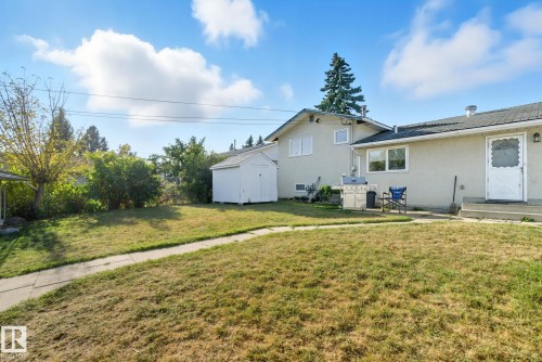 Expansive lawn area featuring a concrete pathway - 14239 53 Street, Edmonton, AB 