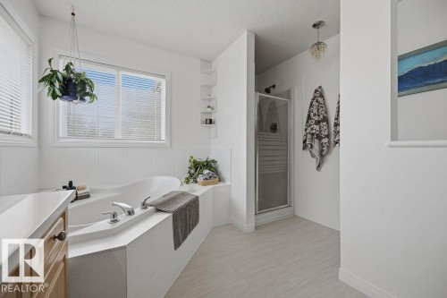 1892 Robertson Crescent, Edmonton, AB 