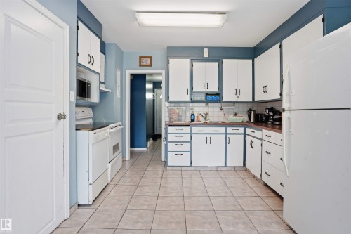 12908 120 Avenue, Edmonton, AB - Indoor Photo Showing Kitchen
