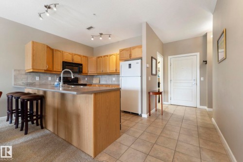 430 160 Magrath Road, Edmonton, AB - Indoor Photo Showing Kitchen
