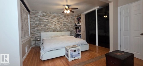 Accent wall featuring stacked stone veneer - 6704 93 Street, Edmonton, AB 