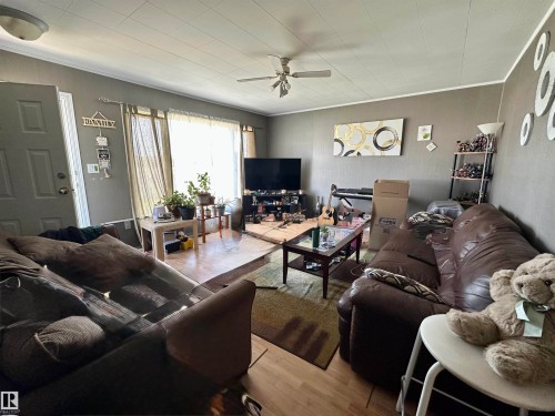 5001 Parkview Crescent, Cold Lake, AB - Indoor Photo Showing Living Room