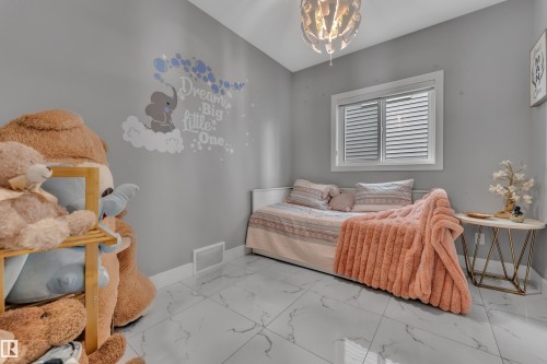 Interior room featuring light gray walls, white baseboards, and white-framed window with blinds - 2419 15 Avenue, Edmonton, AB 