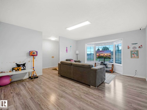 9528 151 Avenue, Edmonton, AB 