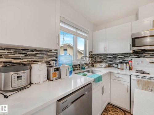 9528 151 Avenue, Edmonton, AB 