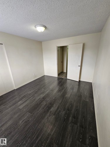 Spacious room with dark wood-finish flooring - 401 10615 110 Street, Edmonton, AB 