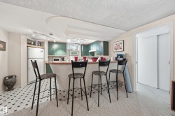 Sizeable bartop great for breakfast area or gathering - 