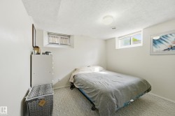 Bedroom with sliding mirror closet - 