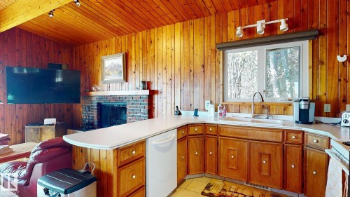 98 Argentia Beach, Rural Wetaskiwin County, AB - Indoor Photo Showing Kitchen